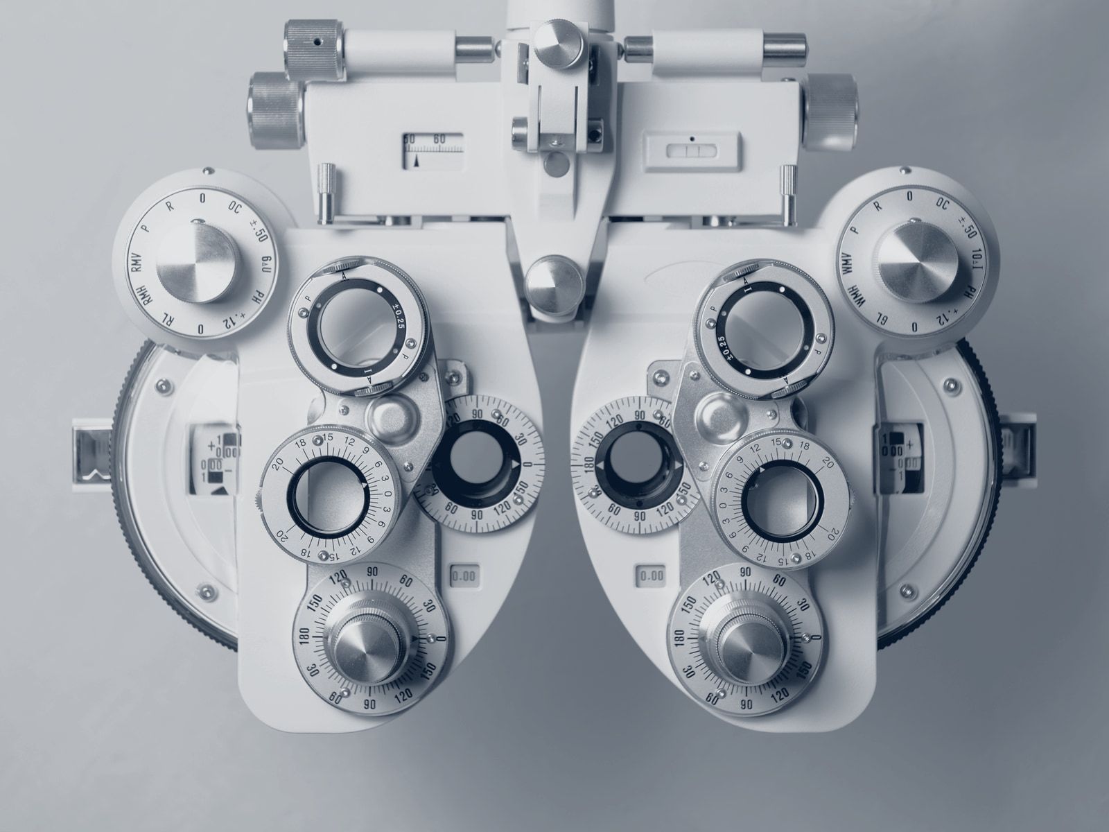 An eye-examination instrument seen from the front, with its dials and lenses.